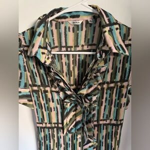 Nicola Womens shirt size med, mid sleeve multi colored